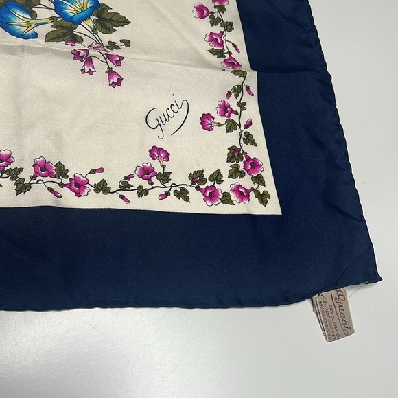 Gucci 26” Silk 1970’s Scarf Floral Design Petunias Bluebells - New Unworn - Picture 2 of 4